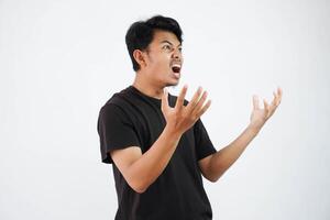 retrato do Bravo pensativo louco ásia jovem homem gritando. fechar-se homem em pânico isolado em branco fundo. estresse esgotamento escritório síndrome sobrecarga trabalhos Difícil escritório masculino foto