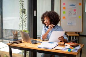 Preto mulheres oferta trabalho através conectados conferências. conectados encontro em laboratório, pesquisa e plano, controlo remoto trabalhos e comunicação foto