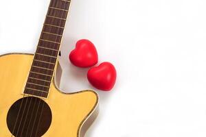 acústico guitarra pescoço e vermelho coração contra branco fundo. amor, relaxar e música conceito. foto
