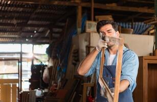 carpinteiro trabalhando às dele carpintaria fazer compras. visão é utilizado para garantir precisão. foto