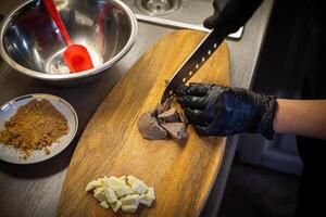 mulher cozinhando saboroso derretido chocolate em mesa dentro cozinha. foto
