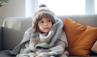 ai gerado criança pequena menina vestem chapéu embrulhado dentro xadrez sentar sozinho tremendo a partir de frio em sofá, aquecido apartamento foto