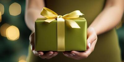 ai gerado mulher mãos segurando uma luxo verde ouro presente caixa com arco contra uma festivo fundo, natal e Novo foto