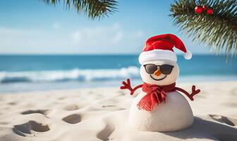 ai gerado sorridente arenoso boneco de neve dentro vermelho santa chapéu em a mar praia, natal viagem Projeto fundo, Natal foto