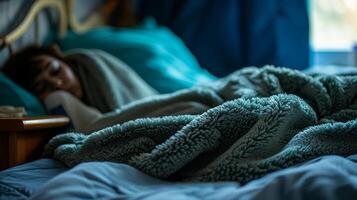ai gerado jovem homem deitado dentro cama empacotado acima debaixo camadas do cobertores, seus face corado com febre foto
