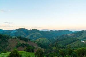 bela colina de montanha com céu foto