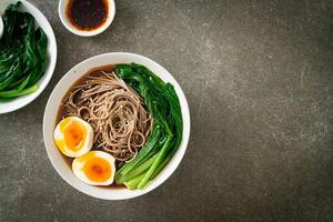 macarrão ramen com ovo - estilo de comida vegana ou vegetariana foto