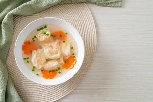 sopa de bolinho de camarão em tigela branca foto