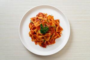 macarrão farfalle em molho de tomate com salsa foto