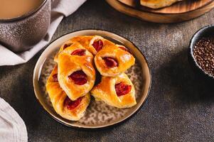 calabresa pães com queijo e linguiça em uma prato em a mesa foto