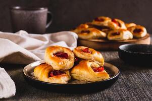 apetitoso envelopes com queijo e calabresa linguiça em uma prato em a mesa foto