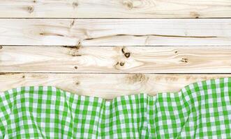 verde toalha de mesa em de madeira mesa, topo Visão foto
