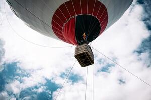 feliz pessoas vôo em grande balão dirigível - turistas tendo Diversão durante uma vôo excursão - viagem estilo de vida, turismo e período de férias conceito foto