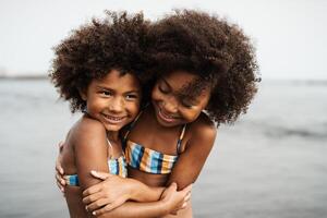 feliz africano crianças tendo Diversão em a de praia durante verão feriados - família amor e viagem período de férias estilo de vida conceito foto