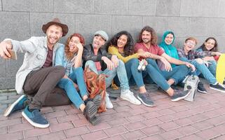 grupo do feliz amigos levando selfie com Móvel inteligente telefone Câmera - milenar jovem pessoas tendo Diversão fazer fotos para Novo social rede tendências - multirracial, tecnologia, juventude estilo de vida conceito