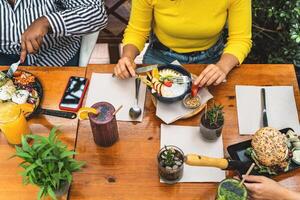 topo Visão do multirracial amigos tendo saudável almoço dentro café Escovar Barra foto