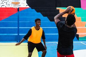 jovem amigos jogando basquetebol ao ar livre - urbano esporte estilo de vida conceito foto