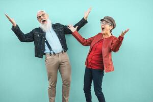 feliz Senior casal tendo Diversão juntos ao ar livre - aposentado homem e mulher a comemorar louco momentos - idosos pessoas estilo de vida e amor relação conceito foto