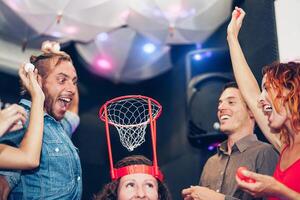 grupo do amigos jogando engraçado basquetebol jogos dentro uma bar coquetel Barra - jovem feliz pessoas tendo Diversão sair para curtir dentro a final de semana - amizade, entretenimento e juventude estilo de vida conceito foto