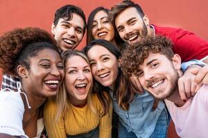 jovem multirracial amigos tendo Diversão juntos suspensão Fora dentro a cidade - amizade e diversidade conceito foto