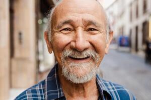 retrato do feliz Senior homem sorridente dentro frente do Câmera - idosos pessoas estilo de vida conceito foto