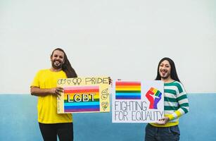 feliz arrasto rainha ativistas tendo Diversão durante gay orgulho parada - lgbt social movimento conceito foto