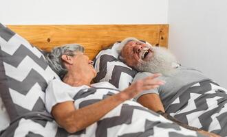 feliz Senior casal dentro cama - hipster maduro pessoas tendo engraçado cama Tempo juntos - idosos estilo de vida e amor relação conceito foto