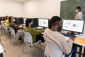 jovem alunos ouvindo uma lição dentro Alto escola enquanto vestindo face mascarar durante corona vírus pandemia - Educação e tecnologia conceito foto