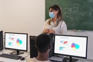 hispânico professor ensino dentro Alto escola enquanto vestindo face mascarar durante corona vírus pandemia - Educação conceito foto