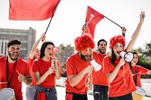 futebol fãs tendo Diversão apoiando clube em futebol Combine evento às estádio - esporte entretenimento conceito foto