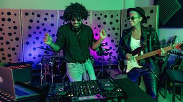 jovem feliz pessoas jogando música com dj misturador e guitarra dentro casa Produção estúdio - juventude músico entretenimento conceito foto