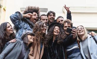 jovem pessoas levando selfie com Móvel Smartphone ao ar livre - feliz amigos tendo Diversão com social meios de comunicação aplicativo - juventude milenar e tecnologia conceito foto