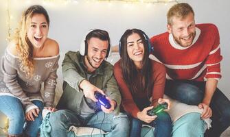 feliz amigos jogando vídeo jogos conectados com fone de ouvido - jovem pessoas tendo Diversão com Novo na moda tecnologias console jogos - pessoas entretenimento e juventude milenar geração estilo de vida conceito foto