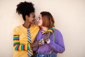 feliz mulheres gay casal tendo concurso momentos ao ar livre - lgbtq e amor conceito foto