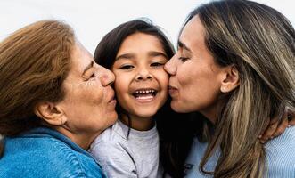 feliz hispânico família desfrutando Tempo juntos - criança tendo Diversão com dela mãe e avó foto