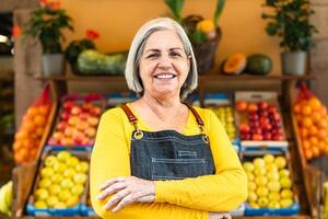 fêmea verdureiro trabalhando às a mercado fazer compras - Comida varejo conceito foto