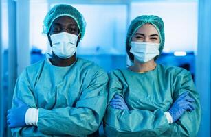 multirracial médicos vestindo pessoal protetora equipamento brigando contra corona vírus surto - saúde Cuidado e médico trabalhadores conceito foto