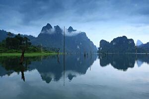 cênico do khao sok nacional parque, popular continente nacional parque destino dentro sul Tailândia foto