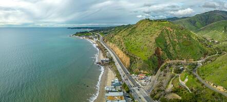 rodovia rota 1 Califórnia. aéreo panorama do a litoral e estrada. verde colinas e de praia em lado foto