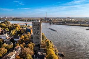 Duisburg ruhr área. Rhein rio. zangão aéreo dentro outono foto