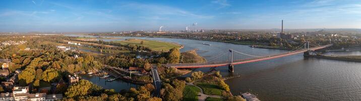 Duisburg ruhr área. Rhein rio. zangão aéreo dentro outono foto
