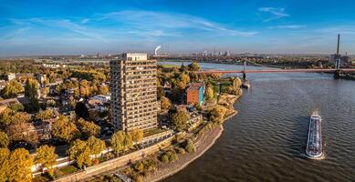 Duisburg ruhr área. Rhein rio. zangão aéreo dentro outono foto