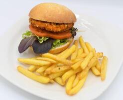 gourmet estilo americano panado frango hamburguer e fritas foto