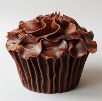 ai gerado uma Bolinho com chocolate geada sentado dentro frente do uma branco fundo foto