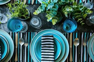 ai gerado azul e branco jantar mesa configuração com prato e plantas foto