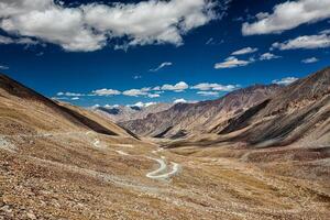karakoram alcance e estrada dentro vale, ladakh, Índia foto