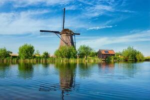 moinhos de vento às kinderdijk dentro Holanda. Países Baixos foto