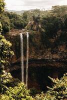 Visão a partir de a observação área coberta do a cascata dentro a chamarel natureza parque dentro maurício. foto