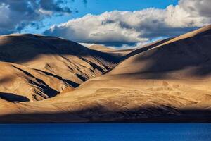 Himalaia e lago tso moriri em pôr do sol. ladakh foto