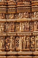 esculturas em khajuraho templos foto